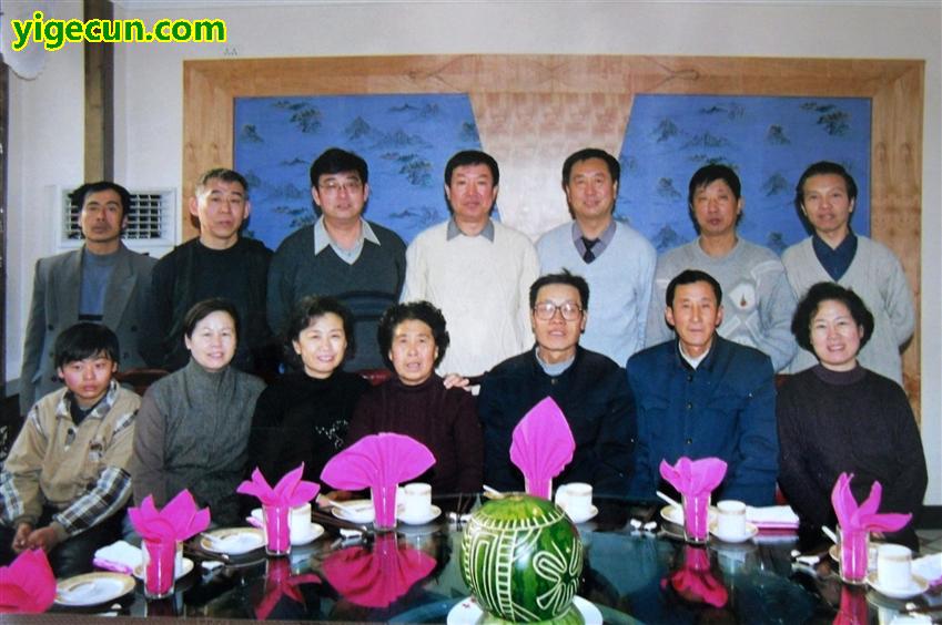 图片说明:    2000年春节,我们集体户的六名男同学和三名女同学在长春