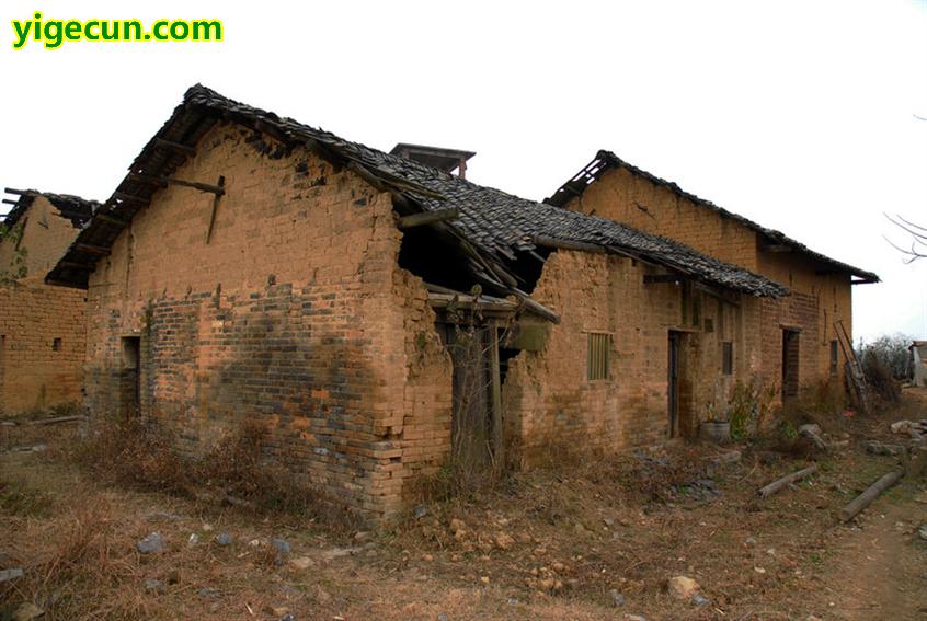 图片说明:村里人搬进新居了,这些破房子还有我们儿时的记忆