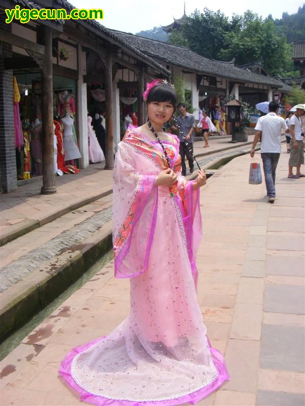 图片说明:路遇一美女