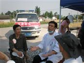 台峪村 刘金栋正在同当地村民和援川志愿者交流。