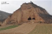 郭村 柏山对面的圣水寺 传说是为了守护隋炀帝的墓地。文革时寺庙的建筑被拆除。如今只剩破败的窑洞，。