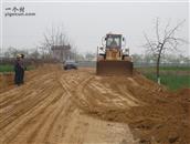 申村 村委组织装载机推平所有回填土方。并全部压实。为村民出行提供方便。GLB