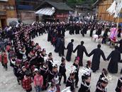 龙塘村 13年一次的招龙节，人们在欢歌跳舞