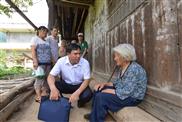 梅江村 6月25日 ，市政务服务中心与市妇幼保健院相关工作人员到新邵县龙溪铺镇梅江村走访特困群众 ，当日走访了10余户特困家庭。