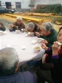 东郝村 老人开心的吃着说着笑着。