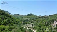 磨盘峪村 在汉池岭子俯视韩家沟子的照片；肖余华上传