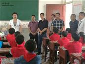 募阳村 县，镇，领导在募坝小学六一儿童节，关心下一代成长