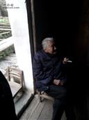 奇岭村 由于奇岭山青水秀，这里长寿老人众多，图为精神抖擞的九十高龄老人。