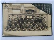 殷家营村 这是1949年4月天津战役结束后，解放军部队在殷家营村整训时照的一张相，不知道他们身后的老建筑还在不在？有人能告诉我吗？