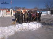 龙吉村 村长带领村民积极扫雪，其乐融融！