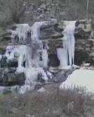 石盆河村 冬天长的冰柱子