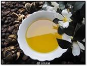 合和村 山茶油（又名野山茶油，茶籽油，油茶籽油）取自油茶树的种籽。山茶油的制作过程可分为：去壳，晒干，粉碎，榨油，过滤，全过程均为物理方法，因此它是真正的纯天然绿色食用油。
茶油中不含芥酸，胆固醇、黄曲霉素和其它添加剂。经测试：茶油中不饱和脂肪酸高达90%以上，油酸达到80-83%，亚油酸达到7-13%，并富含蛋白质和维生素A、B、D、E等，尤其是它所含的丰富的亚麻酸是人体必需而又不能合成的。