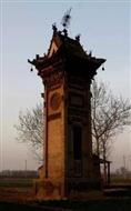 太阳村 山西河津太阳村东南一座砖碑楼，乃一座德行碑，立于大清同治十三年，也就是1874年。彰表的主人公名叫柴惟荣，是晚清太阳村人。此地即为古皮氏城遗址。