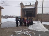 张卓村 村领导带头扫雪