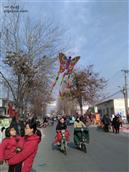 新城村        放风筝是春节期间的俣乐健身活动，也给儿童带来了无限的快乐。