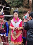 平茶村 2019年2月，来自广西柳州市的孟龙村来到我们村参加吹芦笙交流座谈。2019年2月11日，设置活动，我们穿上特色的民族服饰。年轻男女交杯饮酒，共进晚餐，晚上歌舞表演等。举行丰富多彩的节目。通过这次交流座谈，民族团结更加凝固，传统文化得到了提升，两个村的来往更加亲密，更让我们知道，国家的强大才让我们更加多姿多彩。