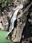 管头村 舞龙峡景区距乌石村约4公里，图为景区内瀑布。