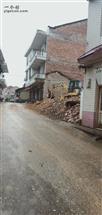 东冲铺村 在众街民急电呼叫下，村官唯一做了一好事，把这危房铲除了。