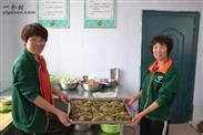 东岛刘家村 志愿者做饭