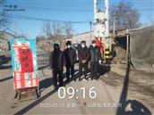 交流村 青州市高柳镇交流村志愿者在为抗新型冠状肺炎在路口值班，检查外来人员和车辆。