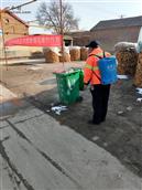 西军卫村 工作人员对垃圾箱进行消毒