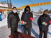 太安村 正月十五前夕，驻村第一书记为坚守在疫情检查站的战友们送元宵、汤圆。