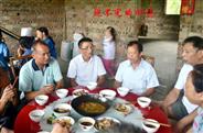 播哨村 当年下放的上海知青返乡受到乡亲们的盛情款待。