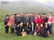 东王村 返乡青知们与乡村干部团聚在一起。