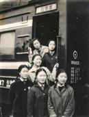 上保村 1970年4月22日上海知青赵泽明、赵和、金建初（站在上面三位），告别上海，在火车站留影。