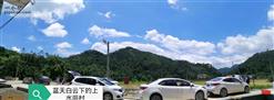 上水田村 节日里回村的车子与蓝天白云下、绿树遍山相辉映