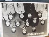茶花社区 是我（前排右二）在知青大招工前，70年12月，先选拔师范生离开的。此照片是生产队全体知青和生产队书记（后排左一）的合影。