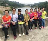 丹平村 丹平村民欢迎当年知青还乡探亲。老知青们在丹平水库坝上合影。