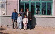 前施家堡村 1988年夏，前施家堡大队第5小队知青杨波和老房东关喜关大娘及关文臣的儿女。