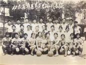 凤凰村 1976年代表白衣区到县里参加兰球比赛。