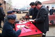 王家杭村 2006年11月24号，参加庆典的在外工作人员继续捐款，再硬化一条街