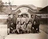 八里岔村 指导员汪银松带铁道兵一师五团点全体知青1977年七一游隆中留影。
