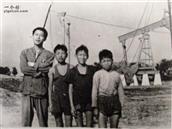 滨湖社区 知青许冬华与谈庄生产队老乡们孩子在真武油田旁合影，摄于1976年。