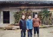 万松村 五马永太三队1964年下乡知青2009年返乡与当年生产队长、邻居在当年知青小组居住地一一新学堂留影。