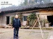 万松村 1964年下乡知青，在2009年返乡回到当年插队的永和三队，在当年居住的新学堂与队长、邻居合影。