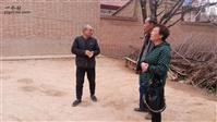 沟门前村 2015年5月我们几位插队同学回沟门前省亲。这是到当年的生产队副队长赵月娃家访问的情景。