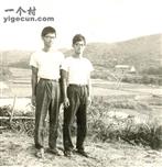 图合村 兄弟俩在小山坡拍摄，背景是高坑。