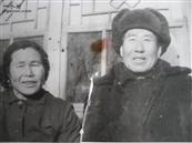 嘎拉达尺嘎查 富珠夫妇照片，富珠建国前参加革命并加入中国共产党。曾任嘎拉达迟大队书记。