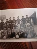 杨岭社区 这是我下放的大队学校。篮球队和全校老师的合照。大概是1976年吧。