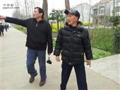 温王村 原大队会计温新春热情给我们介绍村子里的变化。