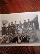 袁何村 这是我下放的大队学校。学校的篮球队员们和老师们的合影留念！