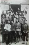 新星村 1969年秋收，部分长寨知青和社员在生产队仓库前照