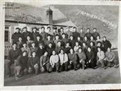 杨家堡村 这是1975年12月，当时杨家堡大队青年农场的知青和进农场的带队，部分当地老农（贫下中农）在农场驻地的留影～