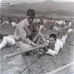连虹村 1974年9月29日，连虹大队民兵从开始时的“一个人一支木头枪”训练，到一人一支钢枪在手！