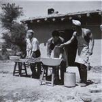 三工村 1975年自治区公安厅三位知青在阜康三工村知青店食堂门前为知青们做饭情景。