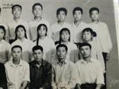 腰寨子村 我是68年腰寨子大队第二生产队插队知青，70年开始在腰寨子学校当老师，照片是我和学校的老师和同学的合影。右下角的是我。